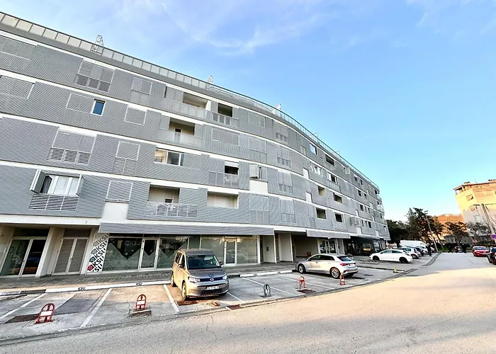 Adrianora With Freeparking